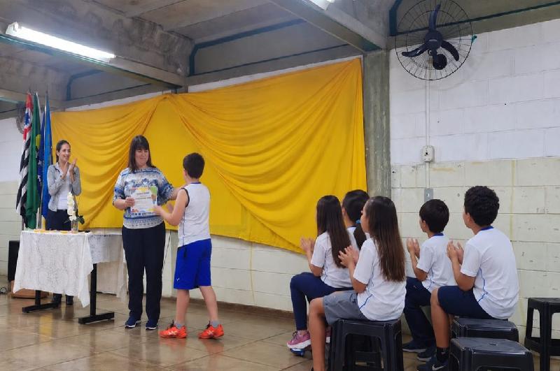 Alunos do CAIC recebem medalhas por desempenho em olimpíada de matemática
